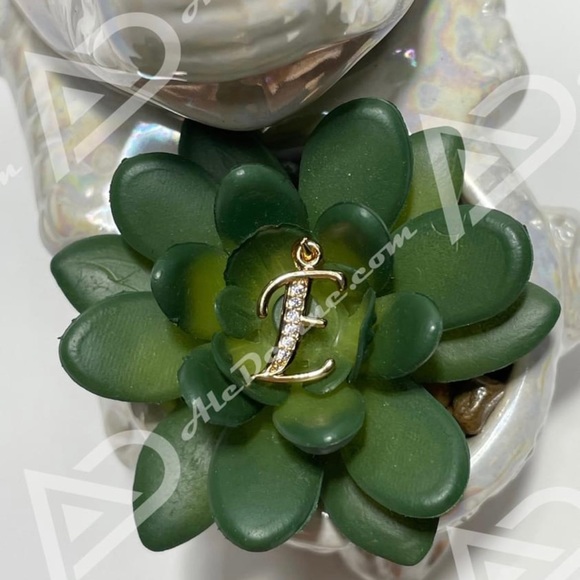 E Initial Pendant (gold plated) - Picture 3 of 9